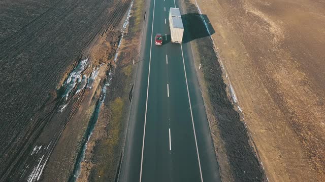 履带式挖掘机挖掘地面大修道路鸟瞰图。工程机械在工程中从事高能耗、重体力劳动视频素材