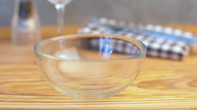 混合的泡菜倒在玻璃碗里视频素材