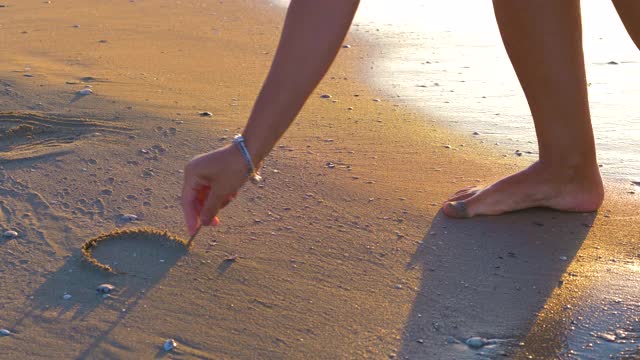 海浪抹去2020年沙滩上的文字视频下载