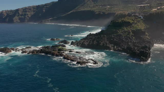 鸟瞰图。飞越火山海岸和海浪，特内里费岛视频素材