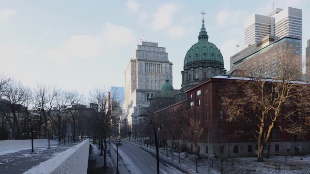 日落时分，蒙特利尔圣母大教堂和周围建筑的高架景色视频素材