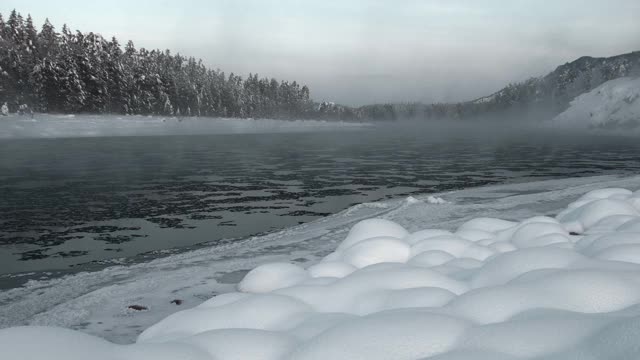 雾笼罩着雪林河。冬天山上有冰，树上有冰。视频素材