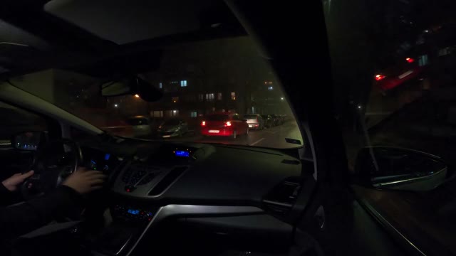 在雨和雾中通过城市的夜间驾驶-视频的4k视频一辆汽车通过城市，用gopro相机从乘客的角度视频素材