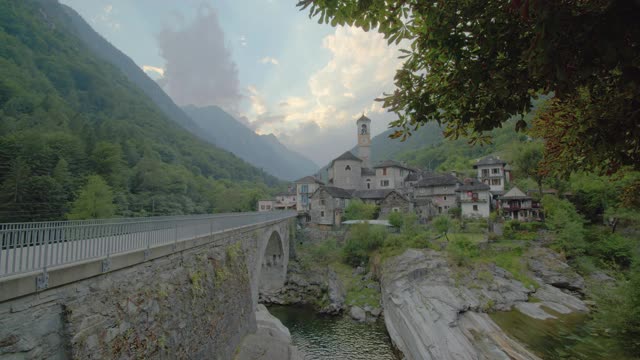 时光流逝，古城在群山中，云雾掠过山峰。时光流逝，山间老城的日落。提契诺州韦尔扎斯卡谷的拉维提佐视频素材