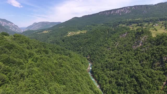 黑山北部塔拉河的鸟瞰图视频素材