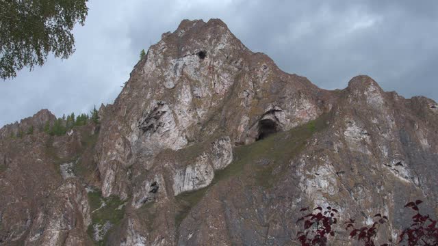 在斜坡上有洞穴的悬崖。视频素材