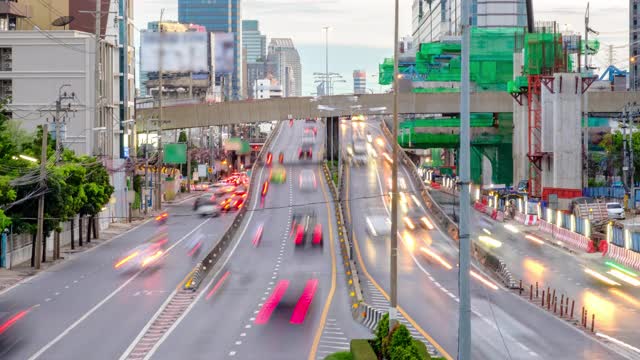 在曼谷市中心与道路街道的桥梁上行驶的汽车鸟瞰图的时间流逝。视频素材