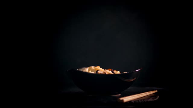 日本传统食物。特写镜头。厨师正在热的海鲜面上撒上帕尔玛干酪。缓慢的运动。艺术服务在餐厅视频素材