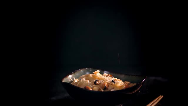 日本传统食物。特写镜头。厨师正在热的海鲜面上撒上帕尔玛干酪。缓慢的运动。艺术服务在餐厅视频素材