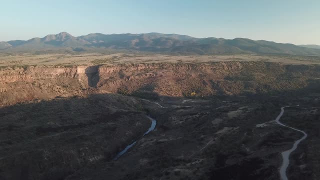 空中飞行在里约热内卢大河与山脉的背景视频素材