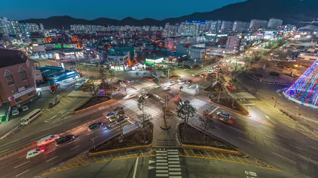 韩国忠清北道忠州寺市中心十字路口的夜景视频素材