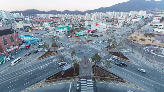 韩国忠清北道忠州寺市中心十字路口的白天到晚上的风景视频素材