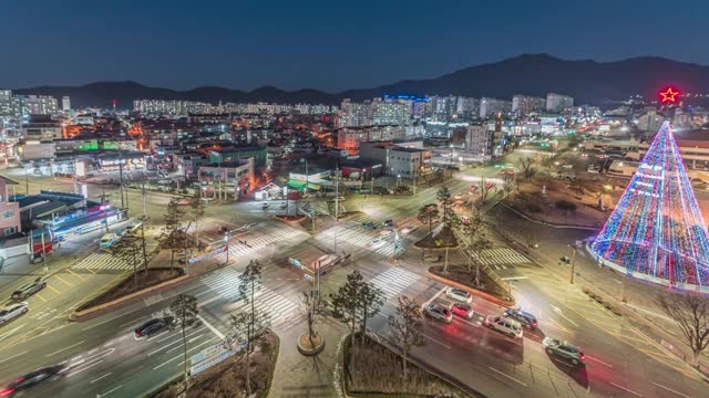 韩国忠清北道忠州寺市中心十字路口的夜景视频素材