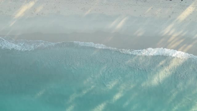 鸟瞰清澈的绿松石海和波浪股票视频视频素材