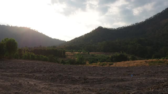 有山和田野的乡村景色视频素材