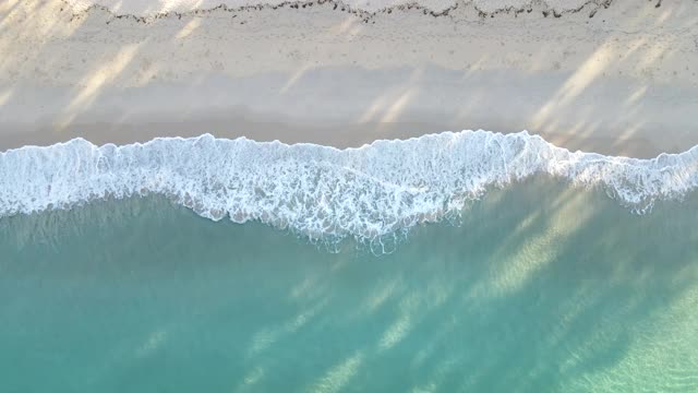 鸟瞰清澈的绿松石海和波浪股票视频视频素材