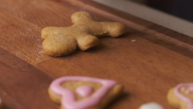 制作传统的圣诞姜饼人和装饰用糖霜或釉视频素材