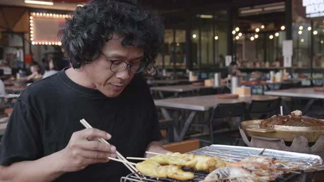 在新年与海上烧烤派对，在泰国广受欢迎的街头小吃海鲜。视频素材