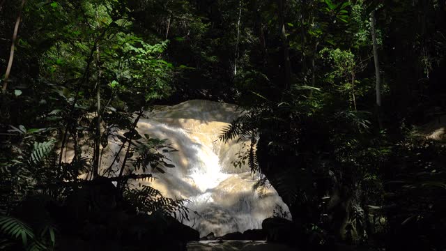 瀑布在泰国，美妙的淡水急流瀑布河流动，瀑布隐藏在热带雨林丛林在国家公园Doi Inthanon，亚洲，泰国。视频素材