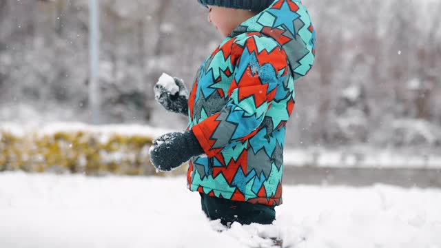 吃雪的小男孩视频素材