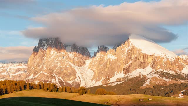 从意大利Dolomites的Seiser Alm的Langkofel和Pattkofel的白天到晚上的时间流逝视频素材