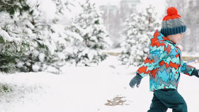 可爱的小男孩在吃雪视频素材