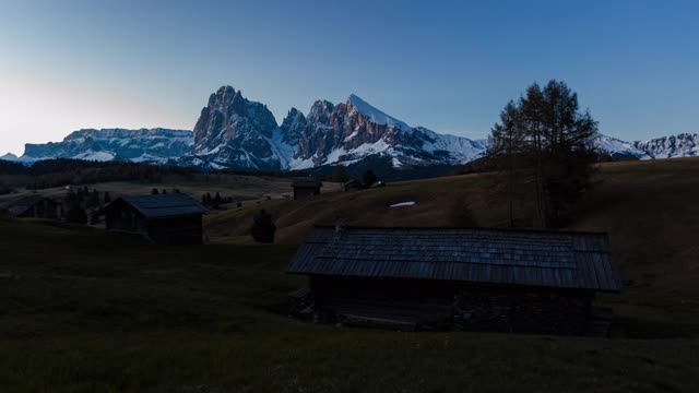 从夜晚到白天的时间流逝Langkofel和Pattkofel从Seiser Alm, Dolomites，意大利视频素材