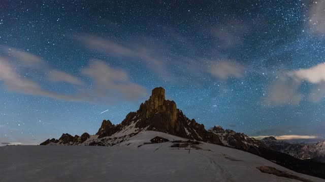 意大利Dolomites, Passo di Giau的银河时光流逝视频素材