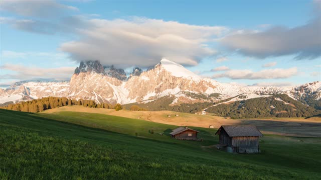 从意大利Dolomites的Seiser Alm的Langkofel和Pattkofel的白天到晚上的时间流逝视频素材