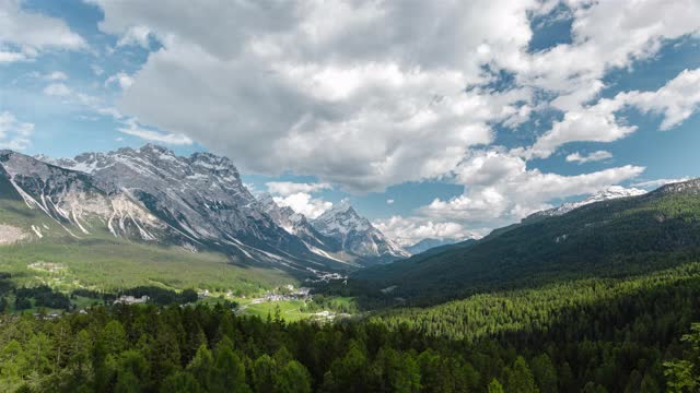 意大利Dolomites的Cortina d Ampezzo山与谷的时间流逝视频素材