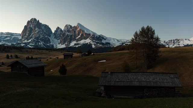 从夜晚到白天的时间流逝Langkofel和Pattkofel从Seiser Alm, Dolomites，意大利视频素材