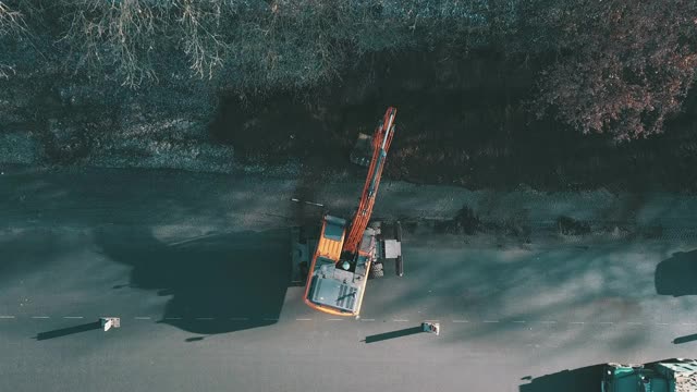 履带式挖掘机挖掘地面大修道路鸟瞰图。工程机械在工程中从事高能耗、重体力劳动视频素材