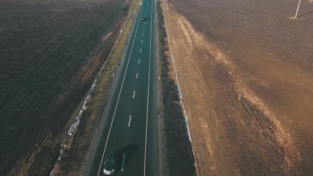 履带式挖掘机挖掘地面大修道路鸟瞰图。工程机械在工程中从事高能耗、重体力劳动视频素材