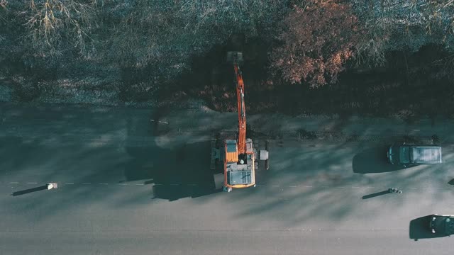 履带式挖掘机挖掘地面大修道路鸟瞰图。工程机械在工程中从事高能耗、重体力劳动视频素材