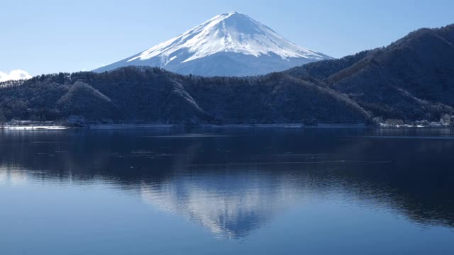 雪后的富士山映在川口湖中视频素材