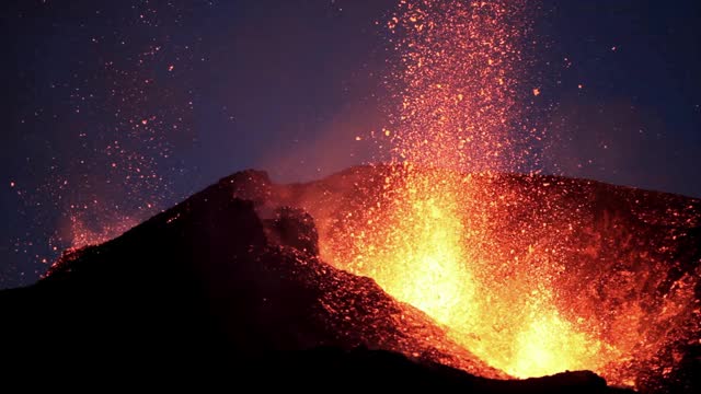 Fimmvorduhals火山裂缝喷发。视频素材