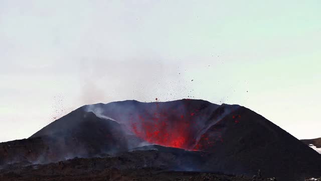 Fimmvorduhals火山裂缝喷发。视频素材