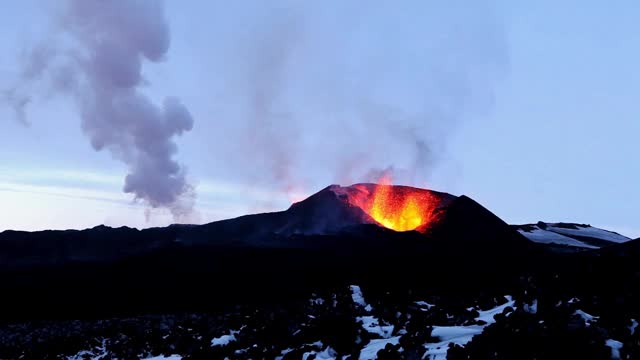 Fimmvorduhals火山裂缝喷发。视频素材