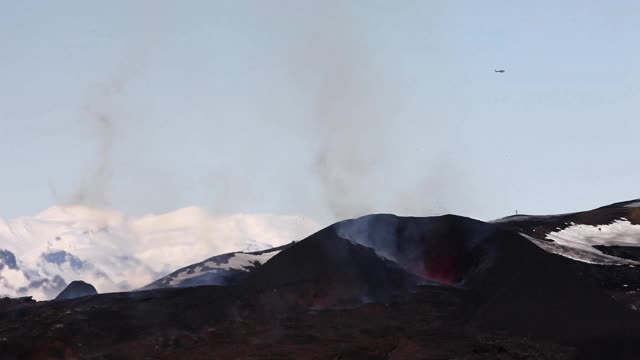 Fimmvorduhals火山裂缝喷发。视频素材