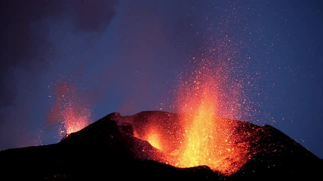 Fimmvorduhals火山裂缝喷发。视频素材