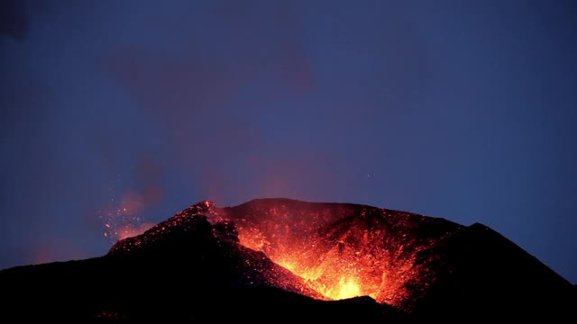 Fimmvorduhals火山裂缝喷发。视频素材