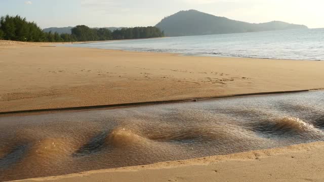 普吉岛的热带海滩和海浪。泰国视频素材