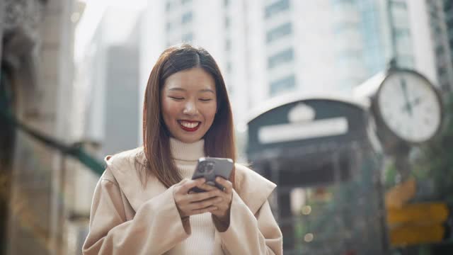 亚洲女性使用智能手机视频素材