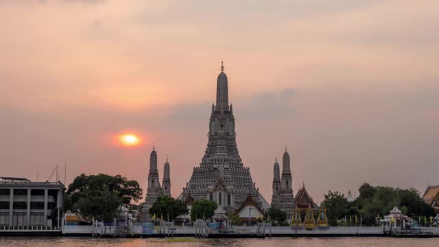 4K时间从白天到夜晚，曼谷地标wat arun ratchawararam Temple，日落时间视频素材