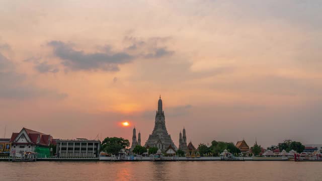 4K时间从白天到夜晚，曼谷地标wat arun ratchawararam Temple，日落时间视频素材