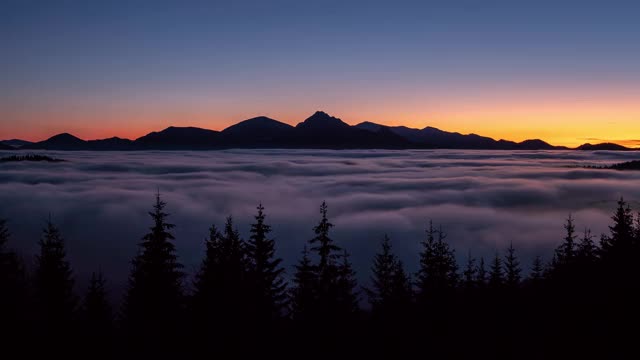 美丽的宁静的晚上自然在夏季山景观日落后在雾云在森林时光流逝视频素材