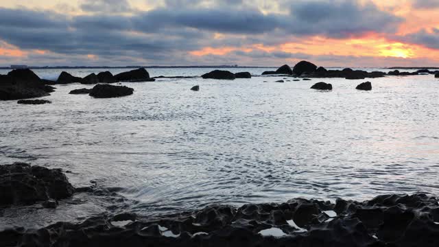 日出的海岸与岩石视频素材