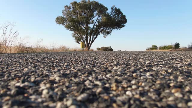 在农村公路上运送货物的低角卡车。航运和运输概念视频素材