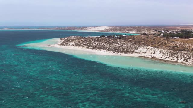 空中展示的比尔湾在宁格鲁礁珊瑚湾部分从上面看到。西澳大利亚旅游。是鲸鲨，海龟和蝠鲼的避难所视频素材