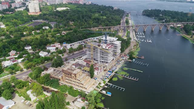 建筑小区鸟瞰图。横跨一个住宅综合体的建筑工地视频素材